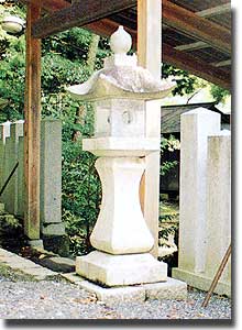 本殿前の灯籠
