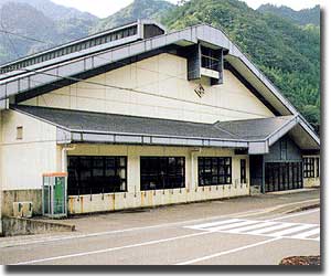 国道に面した体育文化センター