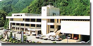 役場（手前は国道168号線）