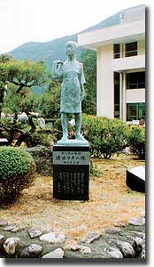 北を望むフキの像