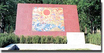 記念碑　“十津川に昇る太陽”　（絹谷幸二画）