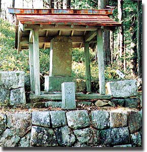 屋根のある主税の碑(玉置山)