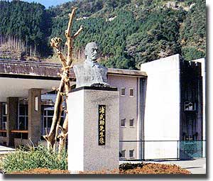 浦武助胸像（十津川高校玄関前）