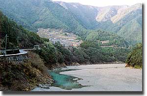 和歌山県本宮町との境のむら七色