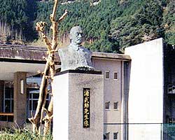 浦武助胸像