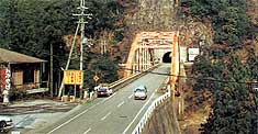 新しくつけかえられた国道（山崎）