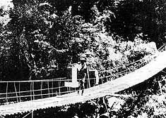高滝にかけられていたつり橋