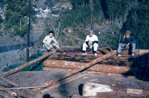 1960c_S002_027_平谷_トラックへの木材積み込み